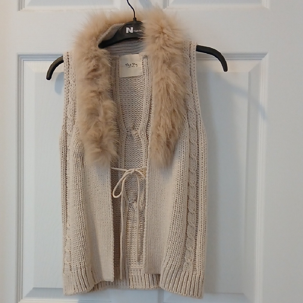 Elegant Beige Knit Vest with Faux Fur Collar NWOT